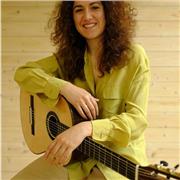 Laureata in Chitarra impartisce lezioni di chitarra e solfeggio